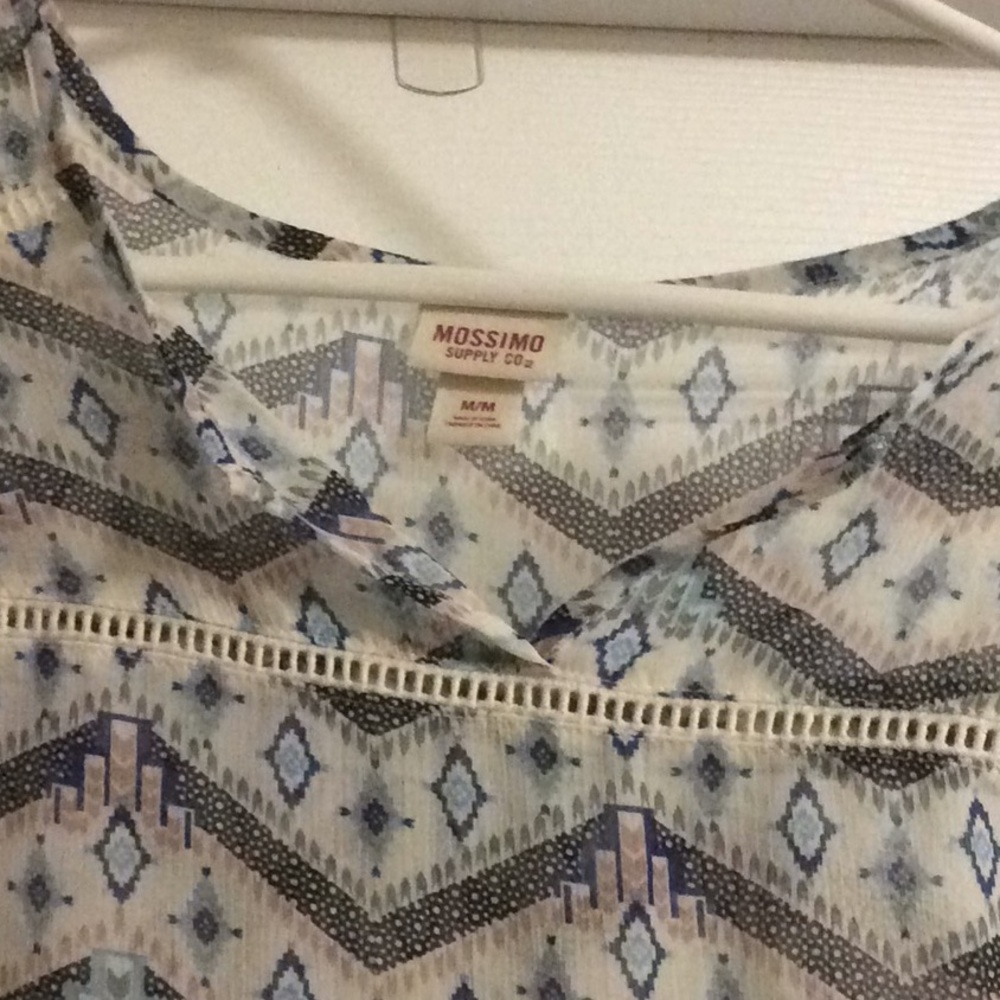 Aztec looking thin blouse - Picture 2 of 3